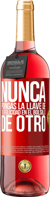 29,95 € Envío gratis | Vino Rosado Edición ROSÉ Nunca pongas la llave de tu felicidad en el bolsillo de otro Etiqueta Roja. Etiqueta personalizable Vino joven Cosecha 2024 Tempranillo