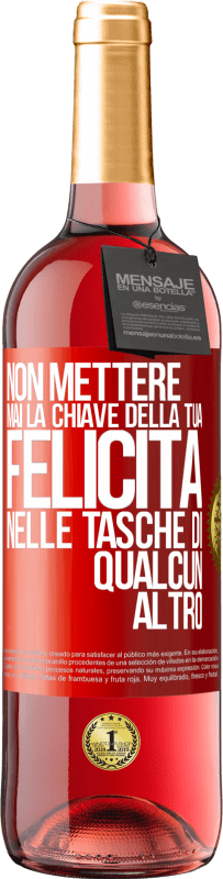 29,95 € Spedizione Gratuita | Vino rosato Edizione ROSÉ Non mettere mai la chiave della tua felicità nelle tasche di qualcun altro Etichetta Rossa. Etichetta personalizzabile Vino giovane Raccogliere 2024 Tempranillo