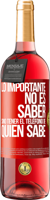 29,95 € Envío gratis | Vino Rosado Edición ROSÉ Lo importante no es saber, sino tener el teléfono del que sabe Etiqueta Roja. Etiqueta personalizable Vino joven Cosecha 2024 Tempranillo