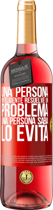 29,95 € Envío gratis | Vino Rosado Edición ROSÉ Una persona inteligente resuelve un problema. Una persona sabia lo evita Etiqueta Roja. Etiqueta personalizable Vino joven Cosecha 2024 Tempranillo