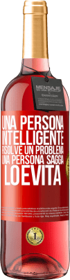 29,95 € Spedizione Gratuita | Vino rosato Edizione ROSÉ Una persona intelligente risolve un problema. Una persona saggia lo evita Etichetta Rossa. Etichetta personalizzabile Vino giovane Raccogliere 2023 Tempranillo