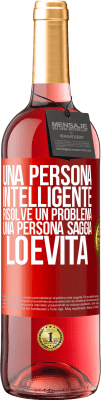29,95 € Spedizione Gratuita | Vino rosato Edizione ROSÉ Una persona intelligente risolve un problema. Una persona saggia lo evita Etichetta Rossa. Etichetta personalizzabile Vino giovane Raccogliere 2025 Tempranillo
