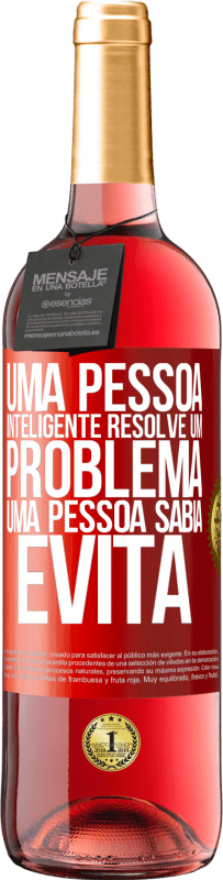 29,95 € Envio grátis | Vinho rosé Edição ROSÉ Uma pessoa inteligente resolve um problema. Uma pessoa sábia evita Etiqueta Vermelha. Etiqueta personalizável Vinho jovem Colheita 2024 Tempranillo