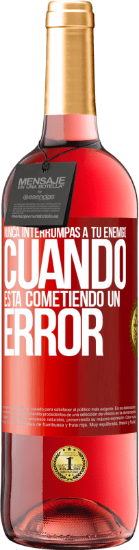 29,95 € Envío gratis | Vino Rosado Edición ROSÉ Nunca interrumpas a tu enemigo cuando está cometiendo un error Etiqueta Roja. Etiqueta personalizable Vino joven Cosecha 2025 Tempranillo