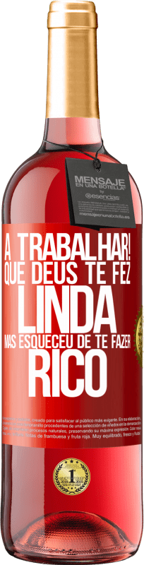 29,95 € Envio grátis | Vinho rosé Edição ROSÉ a trabalhar! Que Deus te fez linda, mas esqueceu de te fazer rico Etiqueta Vermelha. Etiqueta personalizável Vinho jovem Colheita 2024 Tempranillo