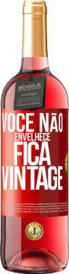 29,95 € Envio grátis | Vinho rosé Edição ROSÉ Você não envelhece, fica vintage Etiqueta Vermelha. Etiqueta personalizável Vinho jovem Colheita 2024 Tempranillo