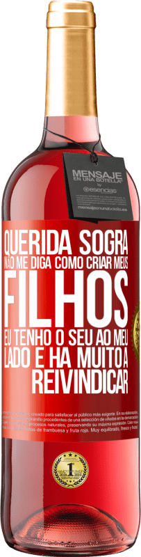 29,95 € Envio grátis | Vinho rosé Edição ROSÉ Querida sogra, não me diga como criar meus filhos. Eu tenho o seu ao meu lado e há muito a reivindicar Etiqueta Vermelha. Etiqueta personalizável Vinho jovem Colheita 2024 Tempranillo