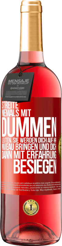 29,95 € Kostenloser Versand | Roséwein ROSÉ Ausgabe Streite niemals mit dummen Leuten, sie werden dich auf ihr Niveau bringen und dich dann mit Erfahrung besiegen. Rote Markierung. Anpassbares Etikett Junger Wein Ernte 2024 Tempranillo