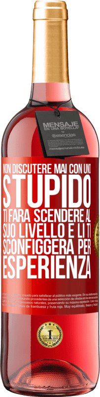 29,95 € Spedizione Gratuita | Vino rosato Edizione ROSÉ Non discutere mai con uno stupido. Ti farà scendere al suo livello e lì ti sconfiggerà per esperienza Etichetta Rossa. Etichetta personalizzabile Vino giovane Raccogliere 2024 Tempranillo