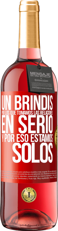 29,95 € Envío gratis | Vino Rosado Edición ROSÉ Un brindis por los que tomamos las relaciones en serio y por eso estamos solos Etiqueta Roja. Etiqueta personalizable Vino joven Cosecha 2024 Tempranillo