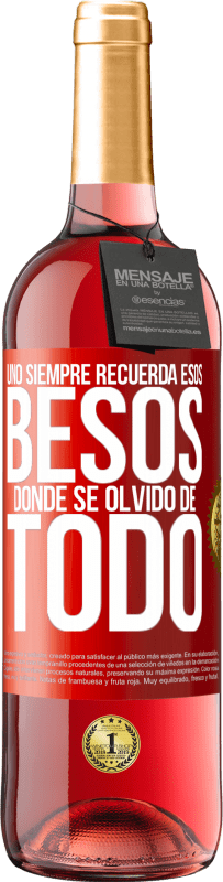 29,95 € Envío gratis | Vino Rosado Edición ROSÉ Uno siempre recuerda esos besos donde se olvidó de todo Etiqueta Roja. Etiqueta personalizable Vino joven Cosecha 2024 Tempranillo