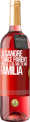 29,95 € Envío gratis | Vino Rosado Edición ROSÉ La sangre te hace pariente, pero la lealtad te hace familia Etiqueta Roja. Etiqueta personalizable Vino joven Cosecha 2025 Tempranillo