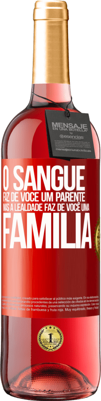 29,95 € Envio grátis | Vinho rosé Edição ROSÉ O sangue faz de você um parente, mas a lealdade faz de você uma família Etiqueta Vermelha. Etiqueta personalizável Vinho jovem Colheita 2024 Tempranillo