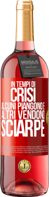 29,95 € Spedizione Gratuita | Vino rosato Edizione ROSÉ In tempi di crisi, alcuni piangono e altri vendono sciarpe Etichetta Rossa. Etichetta personalizzabile Vino giovane Raccogliere 2024 Tempranillo