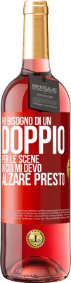 29,95 € Spedizione Gratuita | Vino rosato Edizione ROSÉ Ho bisogno di un doppio per le scene in cui mi devo alzare presto Etichetta Rossa. Etichetta personalizzabile Vino giovane Raccogliere 2024 Tempranillo