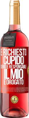 29,95 € Spedizione Gratuita | Vino rosato Edizione ROSÉ È richiesto cupido serio e responsabile, il mio è drogato Etichetta Rossa. Etichetta personalizzabile Vino giovane Raccogliere 2023 Tempranillo