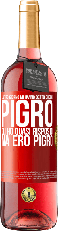 29,95 € Spedizione Gratuita | Vino rosato Edizione ROSÉ L'altro giorno mi hanno detto che ero pigro, gli ho quasi risposto, ma ero pigro Etichetta Rossa. Etichetta personalizzabile Vino giovane Raccogliere 2024 Tempranillo