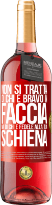 29,95 € Spedizione Gratuita | Vino rosato Edizione ROSÉ Non si tratta di chi è bravo in faccia, ma di chi è fedele alla tua schiena Etichetta Rossa. Etichetta personalizzabile Vino giovane Raccogliere 2023 Tempranillo