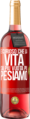 29,95 € Spedizione Gratuita | Vino rosato Edizione ROSÉ È curioso che la vita sia più vuota, più pesiamo Etichetta Rossa. Etichetta personalizzabile Vino giovane Raccogliere 2024 Tempranillo