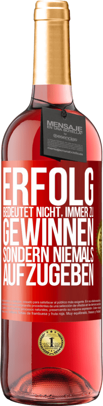 29,95 € Kostenloser Versand | Roséwein ROSÉ Ausgabe Erfolg bedeutet nicht immer zu gewinnen, aber niemals aufzugeben Rote Markierung. Anpassbares Etikett Junger Wein Ernte 2021 Tempranillo
