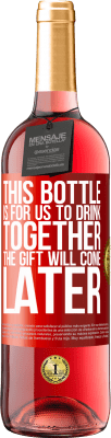 29,95 € 免费送货 | 桃红葡萄酒 ROSÉ版 这瓶是我们一起喝的。礼物会晚点来 红色标签. 可自定义的标签 青年酒 收成 2023 Tempranillo
