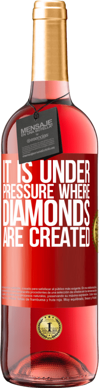 29,95 € 免费送货 | 桃红葡萄酒 ROSÉ版 制造钻石的压力很大 红色标签. 可自定义的标签 青年酒 收成 2023 Tempranillo