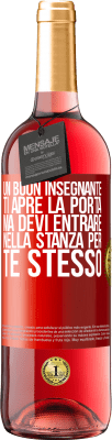 29,95 € Spedizione Gratuita | Vino rosato Edizione ROSÉ Un buon insegnante ti apre la porta, ma devi entrare nella stanza per te stesso Etichetta Rossa. Etichetta personalizzabile Vino giovane Raccogliere 2025 Tempranillo
