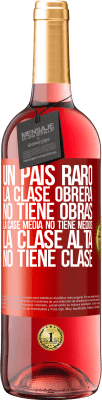 29,95 € Envío gratis | Vino Rosado Edición ROSÉ Un país raro: la clase obrera no tiene obras, la case media no tiene medios, la clase alta no tiene clase Etiqueta Roja. Etiqueta personalizable Vino joven Cosecha 2024 Tempranillo