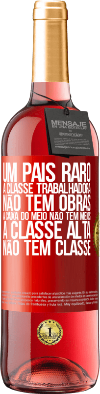 29,95 € Envio grátis | Vinho rosé Edição ROSÉ Um país raro: a classe trabalhadora não tem obras, a caixa do meio não tem meios, a classe alta não tem classe Etiqueta Vermelha. Etiqueta personalizável Vinho jovem Colheita 2024 Tempranillo