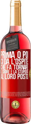 29,95 € Spedizione Gratuita | Vino rosato Edizione ROSÉ Prima o poi ci dà l'ospite che fa tornare il cuore e la stupidità al loro posto Etichetta Rossa. Etichetta personalizzabile Vino giovane Raccogliere 2024 Tempranillo