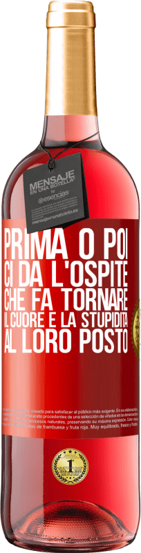 29,95 € Spedizione Gratuita | Vino rosato Edizione ROSÉ Prima o poi ci dà l'ospite che fa tornare il cuore e la stupidità al loro posto Etichetta Rossa. Etichetta personalizzabile Vino giovane Raccogliere 2024 Tempranillo