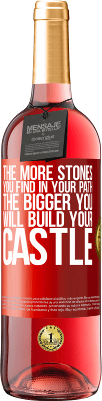 29,95 € 免费送货 | 桃红葡萄酒 ROSÉ版 您在路径中找到的石头越多，建造城堡的规模就越大 红色标签. 可自定义的标签 青年酒 收成 2023 Tempranillo