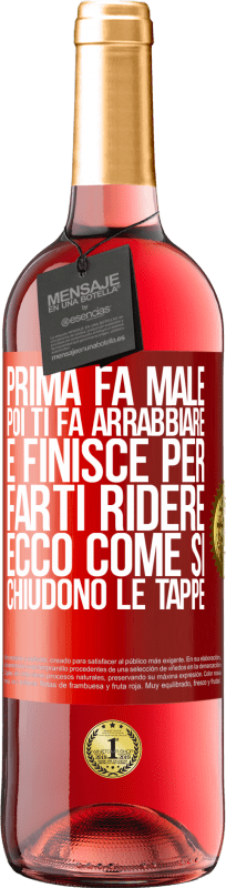 29,95 € Spedizione Gratuita | Vino rosato Edizione ROSÉ Prima fa male, poi ti fa arrabbiare e finisce per farti ridere. Ecco come si chiudono le tappe Etichetta Rossa. Etichetta personalizzabile Vino giovane Raccogliere 2024 Tempranillo