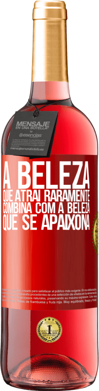 29,95 € Envio grátis | Vinho rosé Edição ROSÉ A beleza que atrai raramente combina com a beleza que se apaixona Etiqueta Vermelha. Etiqueta personalizável Vinho jovem Colheita 2024 Tempranillo