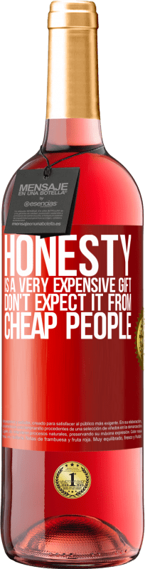 29,95 € 送料無料 | ロゼワイン ROSÉエディション 誠実さは非常に高価な贈り物です。安い人に期待しないでください 赤いタグ. カスタマイズ可能なラベル 若いワイン 収穫 2023 Tempranillo