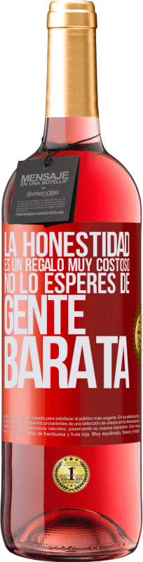 29,95 € Envío gratis | Vino Rosado Edición ROSÉ La honestidad es un regalo muy costoso. No lo esperes de gente barata Etiqueta Roja. Etiqueta personalizable Vino joven Cosecha 2024 Tempranillo