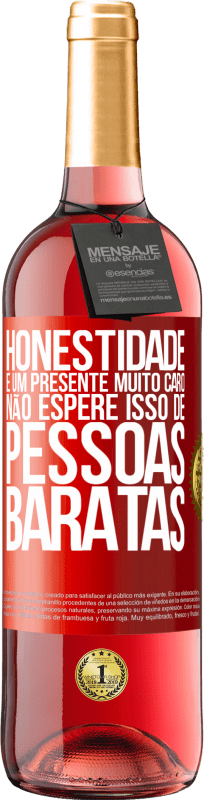 29,95 € Envio grátis | Vinho rosé Edição ROSÉ Honestidade é um presente muito caro. Não espere isso de pessoas baratas Etiqueta Vermelha. Etiqueta personalizável Vinho jovem Colheita 2024 Tempranillo