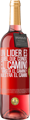 29,95 € Envío gratis | Vino Rosado Edición ROSÉ Un líder es aquel que conoce el camino, transita el camino y muestra el camino Etiqueta Roja. Etiqueta personalizable Vino joven Cosecha 2023 Tempranillo