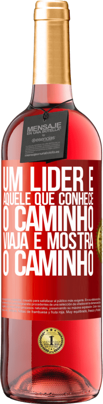 29,95 € Envio grátis | Vinho rosé Edição ROSÉ Um líder é aquele que conhece o caminho, viaja e mostra o caminho Etiqueta Vermelha. Etiqueta personalizável Vinho jovem Colheita 2024 Tempranillo