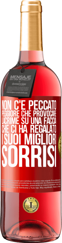 29,95 € Spedizione Gratuita | Vino rosato Edizione ROSÉ Non c'è peccato peggiore che provocare lacrime su una faccia che ci ha regalato i suoi migliori sorrisi Etichetta Rossa. Etichetta personalizzabile Vino giovane Raccogliere 2024 Tempranillo