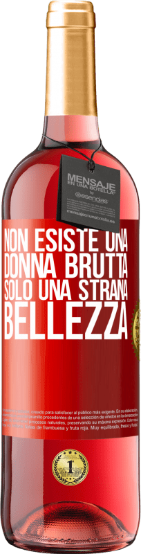 29,95 € Spedizione Gratuita | Vino rosato Edizione ROSÉ Non esiste una donna brutta, solo una strana bellezza Etichetta Rossa. Etichetta personalizzabile Vino giovane Raccogliere 2024 Tempranillo