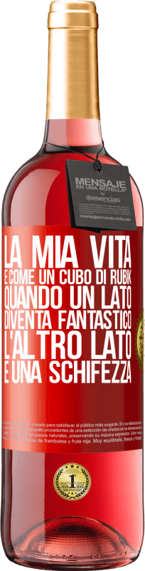 29,95 € Spedizione Gratuita | Vino rosato Edizione ROSÉ La mia vita è come un cubo di rubik. Quando un lato diventa fantastico, l'altro lato è una schifezza Etichetta Rossa. Etichetta personalizzabile Vino giovane Raccogliere 2024 Tempranillo