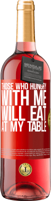29,95 € 送料無料 | ロゼワイン ROSÉエディション 私と空腹の人は私のテーブルで食べる 赤いタグ. カスタマイズ可能なラベル 若いワイン 収穫 2023 Tempranillo