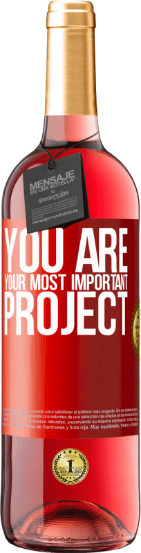29,95 € 免费送货 | 桃红葡萄酒 ROSÉ版 你是你最重要的项目 红色标签. 可自定义的标签 青年酒 收成 2023 Tempranillo