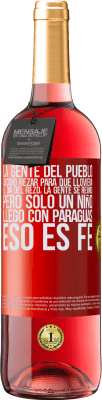 29,95 € Envío gratis | Vino Rosado Edición ROSÉ La gente del pueblo decidió rezar para que lloviera. El día del rezo, la gente se reunió, pero sólo un niño llego con Etiqueta Roja. Etiqueta personalizable Vino joven Cosecha 2023 Tempranillo