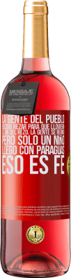 29,95 € Envío gratis | Vino Rosado Edición ROSÉ La gente del pueblo decidió rezar para que lloviera. El día del rezo, la gente se reunió, pero sólo un niño llego con Etiqueta Roja. Etiqueta personalizable Vino joven Cosecha 2025 Tempranillo