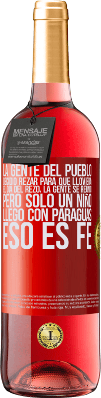 29,95 € Envío gratis | Vino Rosado Edición ROSÉ La gente del pueblo decidió rezar para que lloviera. El día del rezo, la gente se reunió, pero sólo un niño llego con Etiqueta Roja. Etiqueta personalizable Vino joven Cosecha 2024 Tempranillo