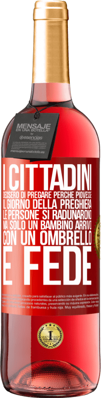 29,95 € Spedizione Gratuita | Vino rosato Edizione ROSÉ I cittadini decisero di pregare perché piovesse. Il giorno della preghiera, le persone si radunarono, ma solo un bambino Etichetta Rossa. Etichetta personalizzabile Vino giovane Raccogliere 2024 Tempranillo