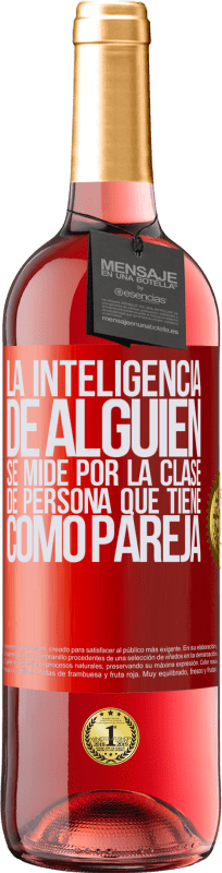 29,95 € Envío gratis | Vino Rosado Edición ROSÉ La inteligencia de alguien se mide por la clase de persona que tiene como pareja Etiqueta Roja. Etiqueta personalizable Vino joven Cosecha 2025 Tempranillo