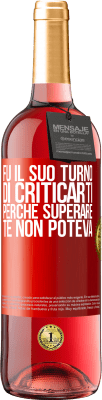 29,95 € Spedizione Gratuita | Vino rosato Edizione ROSÉ Fu il suo turno di criticarti, perché superare te non poteva Etichetta Rossa. Etichetta personalizzabile Vino giovane Raccogliere 2024 Tempranillo